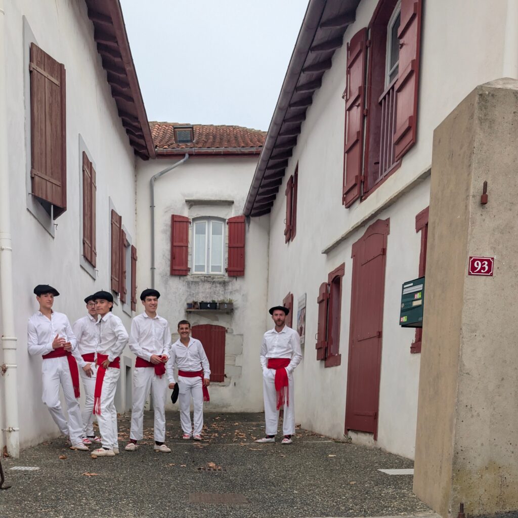 Basque colours, Basque berets, Basque dancers